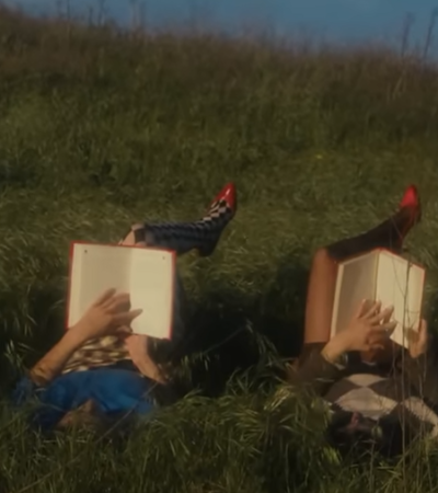 SITE UNSEEN / COURTNEY BARNETT – FT. WAXAHATCHEE (JULIANA AND NICOLA GIRAFFE) SITE UNSEEN / COURTNEY BARNETT – FT. WAXAHATCHEE (JULIANA AND NICOLA GIRAFFE)